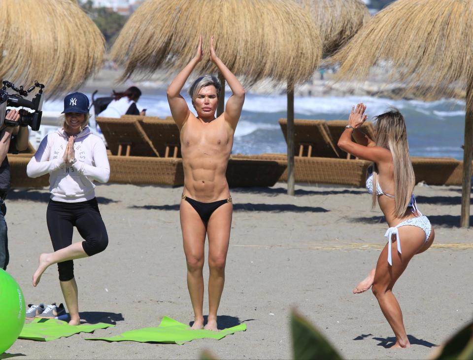 Świeżo upieczony Ken pokazał swoje ciało na plaży po 58 operacjach. Barbie opadłaby szczęka...