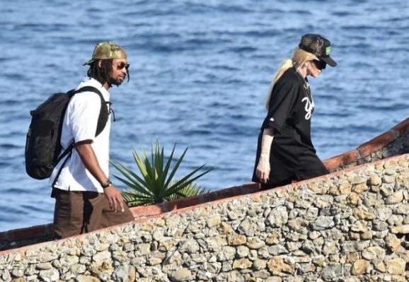 Madonna w wieku 66 lat zachwyciła w ramionach swojego 28-letniego narzeczonego: jeden szczegół zdradza jej wiek!