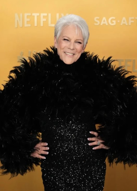 Jamie Lee Curtis zaszokowała wszystkich czarną sukienką z piór, a fani porównują ją do kruka!