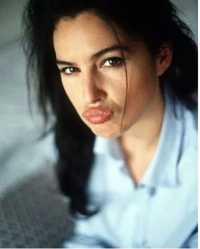 20 eleganckich kobiet z lat 90., które nie potrzebowały silikonu ani photoshopa. Spójrzcie tylko na nie!