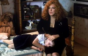 W wieku 80 lat legendarny artysta estradowy pojawia się publicznie, co jest rzadkością i zaskakuje wszystkich.