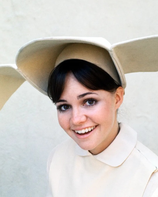 „Nie jesteś wystarczająco ładna” – mówili ludzie. A ona zdobyła dwie statuetki Oscara i wychowała dwóch synów, którzy również stali się sławni!