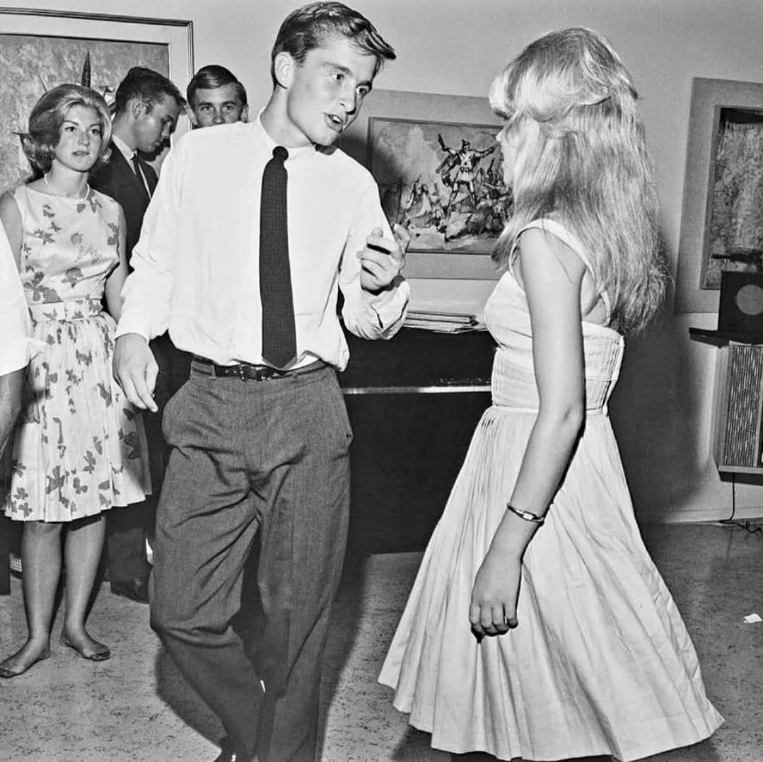 Ten aktor ma na tym zdjęciu zaledwie osiemnaście lat! Czy potrafisz zgadnąć, kim jest dzisiaj?