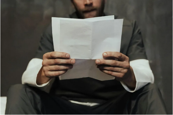 Moja babcia dała nam w dzieciństwie teczki o równej wartości — mój brat sprzedał swoją, a teraz on i jego dziewczyna chcą moją.