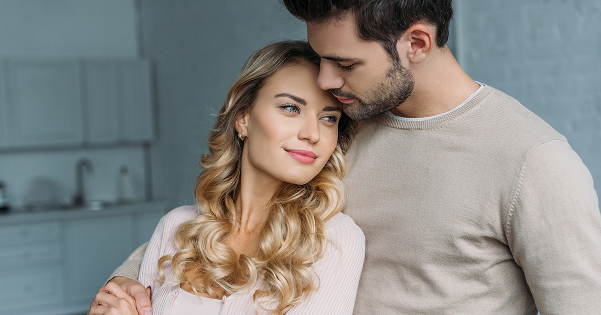 „Wstydzę się zabrać cię na bankiet” – powiedział Deneš, nie odrywając wzroku od telefonu. „Będą tam ludzie. Zwykli ludzie”.