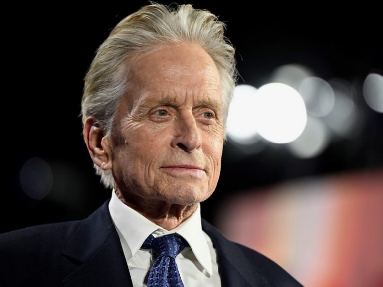 Ten aktor ma na tym zdjęciu zaledwie osiemnaście lat! Czy potrafisz zgadnąć, kim jest dzisiaj?