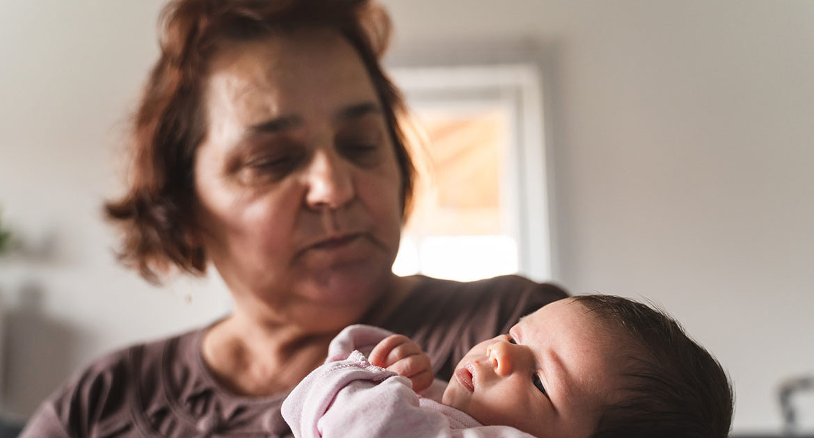 Zostawili swojego dwumiesięcznego synka ze mną, podczas gdy sami poszli na zakupy. Ale jego rozpaczliwy płacz nie ustawał. Sprawdziłam jego pieluchę... i to, co tam zobaczyłam, sprawiło, że moje ręce zaczęły drżeć.