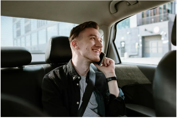 Moja babcia dała nam w dzieciństwie teczki o równej wartości — mój brat sprzedał swoją, a teraz on i jego dziewczyna chcą moją.