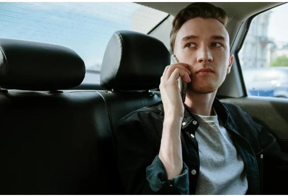 Moja babcia dała nam w dzieciństwie teczki o równej wartości — mój brat sprzedał swoją, a teraz on i jego dziewczyna chcą moją.