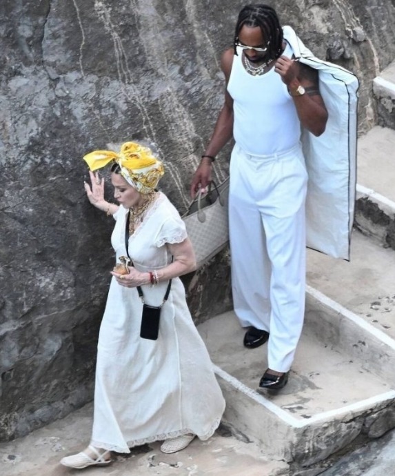 Madonna w wieku 66 lat zachwyciła w ramionach swojego 28-letniego narzeczonego: jeden szczegół zdradza jej wiek!