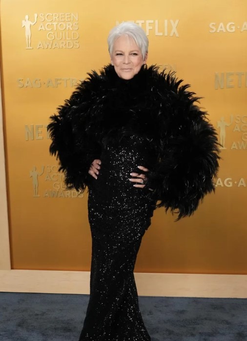 Jamie Lee Curtis zaszokowała wszystkich czarną sukienką z piór, a fani porównują ją do kruka!