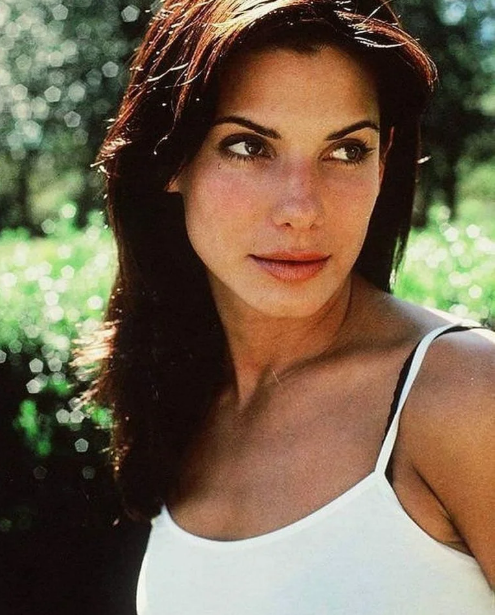 20 eleganckich kobiet z lat 90., które nie potrzebowały silikonu ani photoshopa. Spójrzcie tylko na nie!