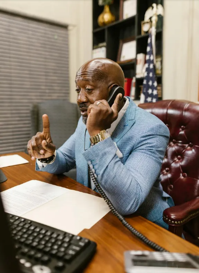 Moja babcia dała nam w dzieciństwie teczki o równej wartości — mój brat sprzedał swoją, a teraz on i jego dziewczyna chcą moją.