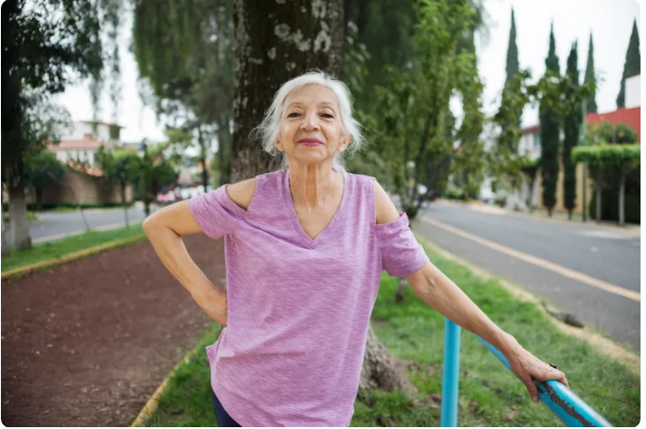 Zapłaciłem za zakupy starszej pani – trzy dni później pukanie do moich drzwi zmieniło moje życie na zawsze.