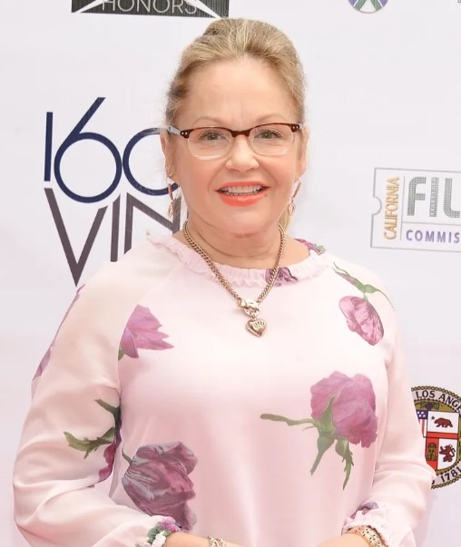 „Zawsze wątpiła w swoją urodę, ale zdobiła okładki 500 magazynów”: dziś aktorka ma 66 lat i nadal budzi podziw!