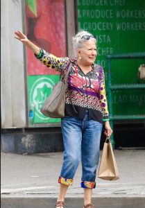 W wieku 80 lat legendarny artysta estradowy pojawia się publicznie, co jest rzadkością i zaskakuje wszystkich.