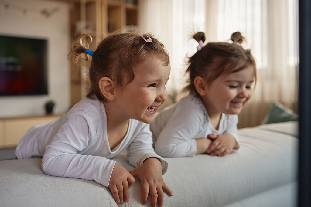 Porzuciła nasze niewidome bliźniaczki zaraz po urodzeniu – osiemnaście lat później wróciła z pieniędzmi i ultimatum.