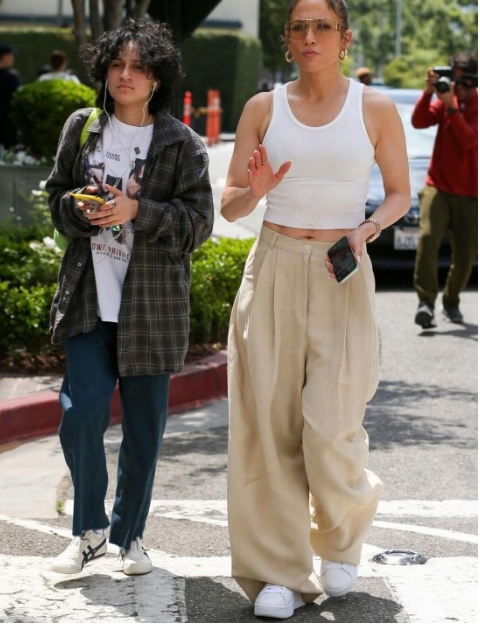 „Mama musi ukrywać swoje oczy”. Córka Lopez chce zostać chłopcem.