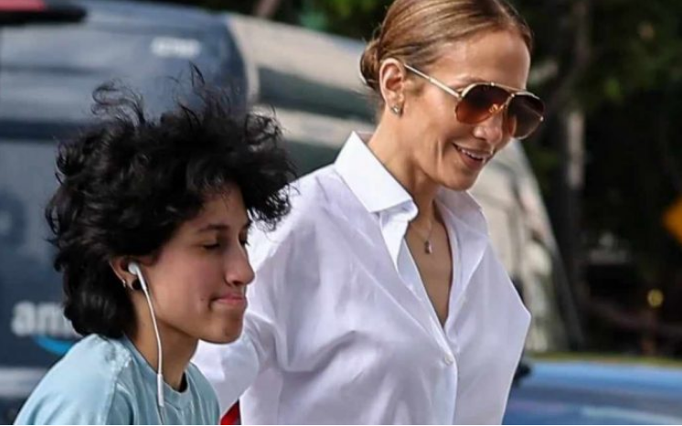 „Mama musi ukrywać swoje oczy”. Córka Lopez chce zostać chłopcem.