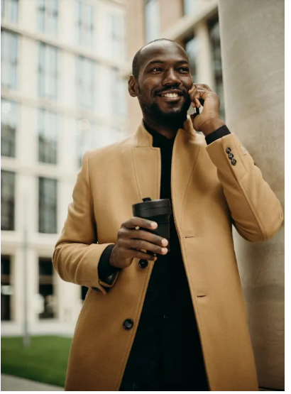 Moja babcia dała nam w dzieciństwie teczki o równej wartości — mój brat sprzedał swoją, a teraz on i jego dziewczyna chcą moją.