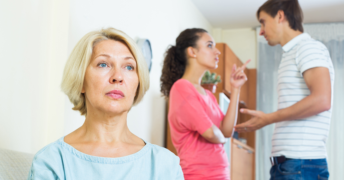 Przyjechałam do syna na Boże Narodzenie, ale on powiedział chłodno: „Kto cię zaprosił, stara kobieto? To tylko dla rodziny – wyjedź”. Spokojnie wróciłam, ale następnego ranka, patrząc na pustą kuchnię, zrozumiałam, że tak po prostu nie wyjadę.