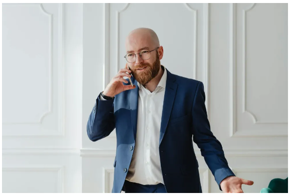 Moja babcia dała nam w dzieciństwie teczki o równej wartości — mój brat sprzedał swoją, a teraz on i jego dziewczyna chcą moją.