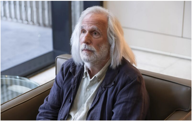 Rodzicom wydawało się, że jest niezwykle głupi i nie mieli nadziei, że w przyszłości przyniesie im korzyści. Chłopiec nie interesował się czytaniem, a popularność zdobył w inny sposób.