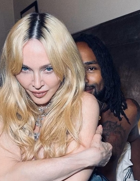 Madonna w wieku 66 lat zachwyciła w ramionach swojego 28-letniego narzeczonego: jeden szczegół zdradza jej wiek!
