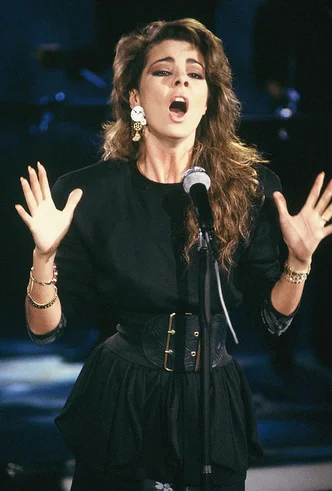 Kiedyś była bardziej popularna niż Madonna. Co stało się z legendarną piosenkarką lat 80. Sandrą i gdzie ona teraz jest?