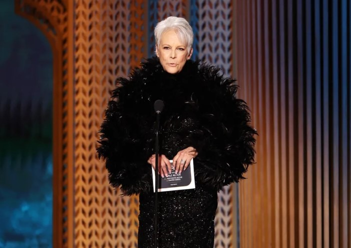 Jamie Lee Curtis zaszokowała wszystkich czarną sukienką z piór, a fani porównują ją do kruka!