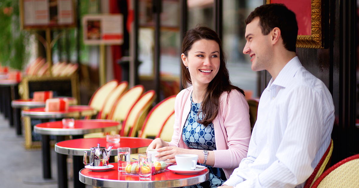 „Wstydzę się zabrać cię na bankiet” – powiedział Deneš, nie odrywając wzroku od telefonu. „Będą tam ludzie. Zwykli ludzie”.