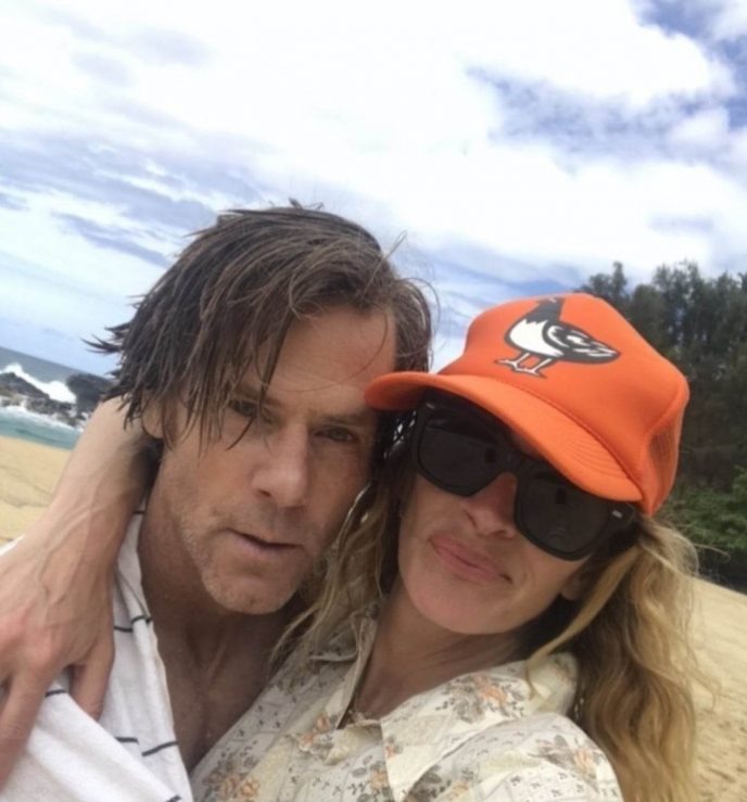 Starzec ze swoją żoną: zdjęcia Julii Roberts z mężem stały się viralowe w Internecie