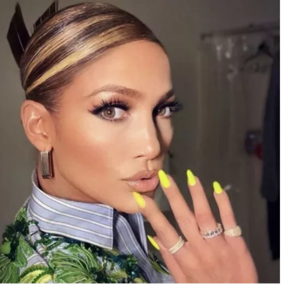 Sylwetka – po prostu bomba: Jennifer Lopez w stylowym body podrażniła obserwujących swoim wysportowanym ciałem.