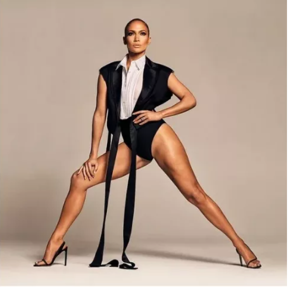 Sylwetka – po prostu bomba: Jennifer Lopez w stylowym body podrażniła obserwujących swoim wysportowanym ciałem.