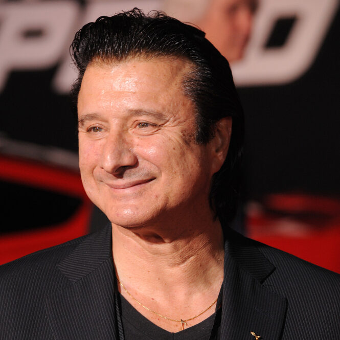 Po 20 latach nieobecności: ikona rocka lat 80., która powróciła, aby dotrzymać obietnicy złożonej kobiecie, której uśmiech „zabił” go.