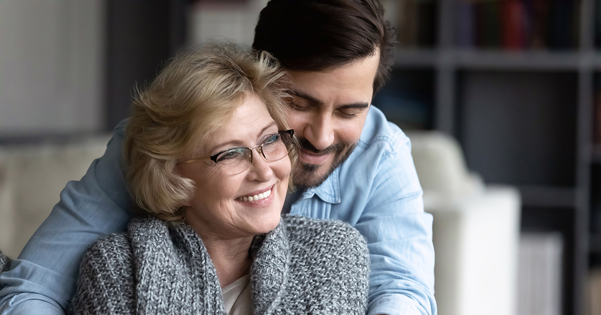 Zabrałem babcię na bal maturalny – i zamieniłem całe życie pełne cichych poświęceń w chwilę, której nikt nie mógł zignorować.