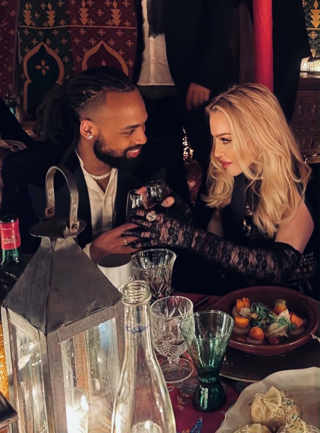 „Patrzy na niego jak na Jezusa!” Na nowych zdjęciach z wakacji 67-letnia Madonna pożera wzrokiem swojego narzeczonego, który jest od niej młodszy o 37 lat.