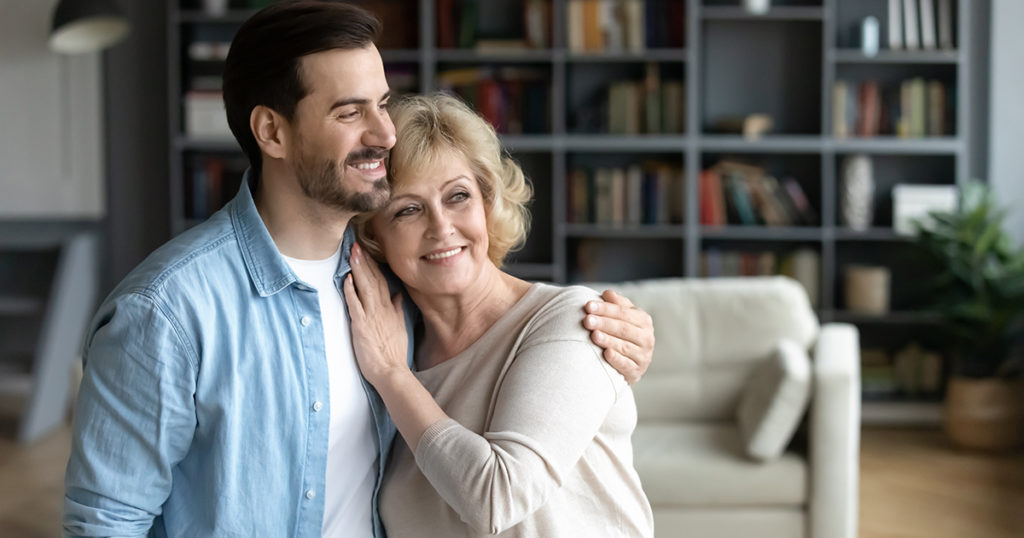 Zabrałem babcię na bal maturalny – i zamieniłem całe życie pełne cichych poświęceń w chwilę, której nikt nie mógł zignorować.