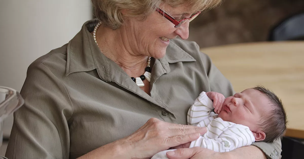 Zostawili swojego dwumiesięcznego synka ze mną, podczas gdy sami poszli na zakupy. Ale jego rozpaczliwy płacz nie ustawał. Sprawdziłam jego pieluchę... i to, co tam zobaczyłam, sprawiło, że moje ręce zaczęły drżeć.