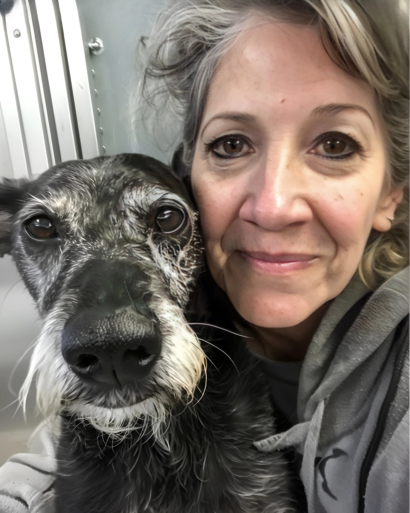 Zapłaciłem za zakupy starszej pani – trzy dni później pukanie do moich drzwi zmieniło moje życie na zawsze.