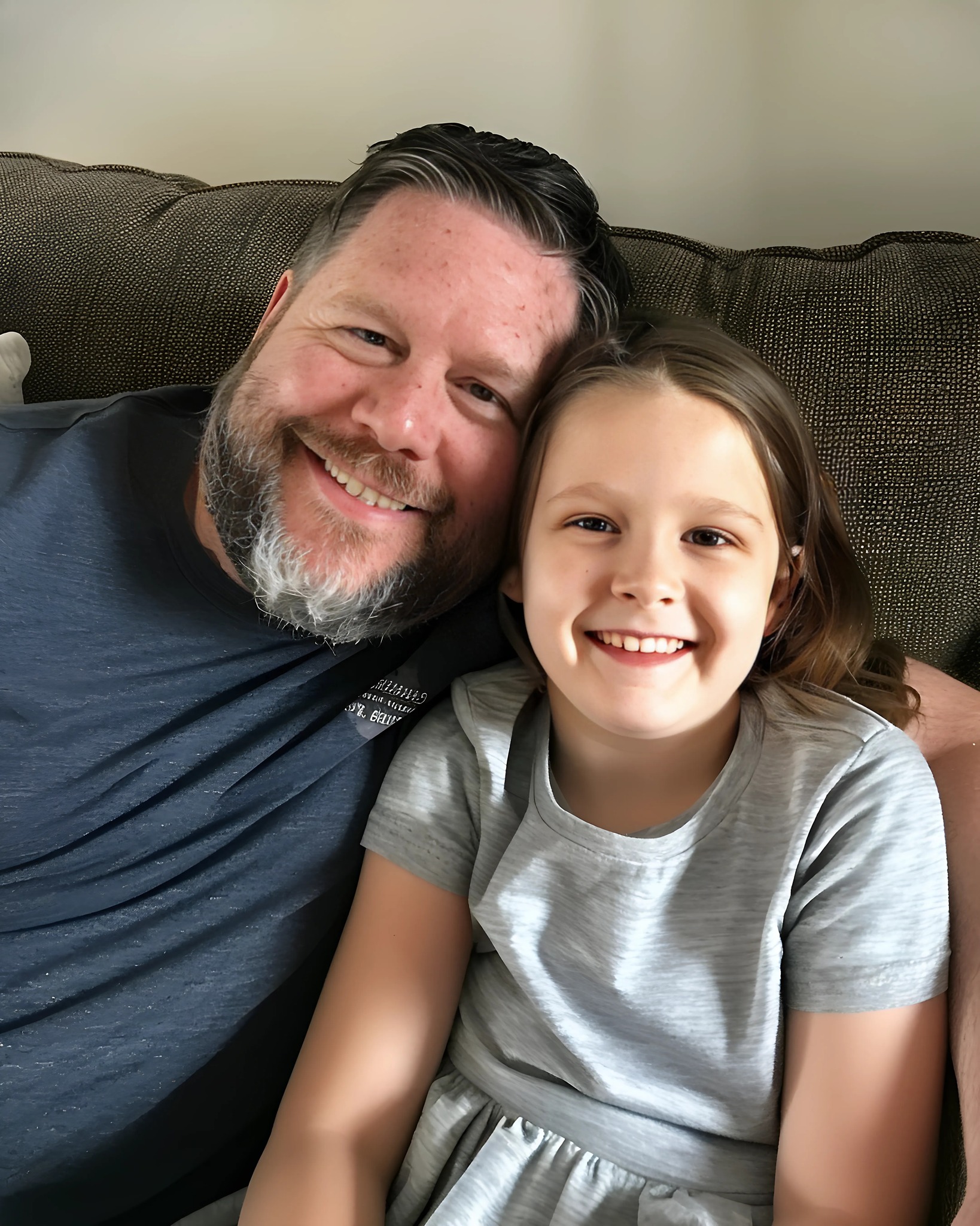 Zapłaciłam za posiłek dla ojca, który znajdował się w trudnej sytuacji finansowej. Kilka tygodni później przyszedł ponownie, ale był już zupełnie innym człowiekiem.