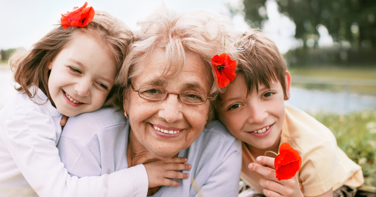 Po śmierci ich matki samotnie wychowuję swoich wnuków-bliźniaków — pewnego dnia do moich drzwi zapukała kobieta z przerażającą tajemnicą.