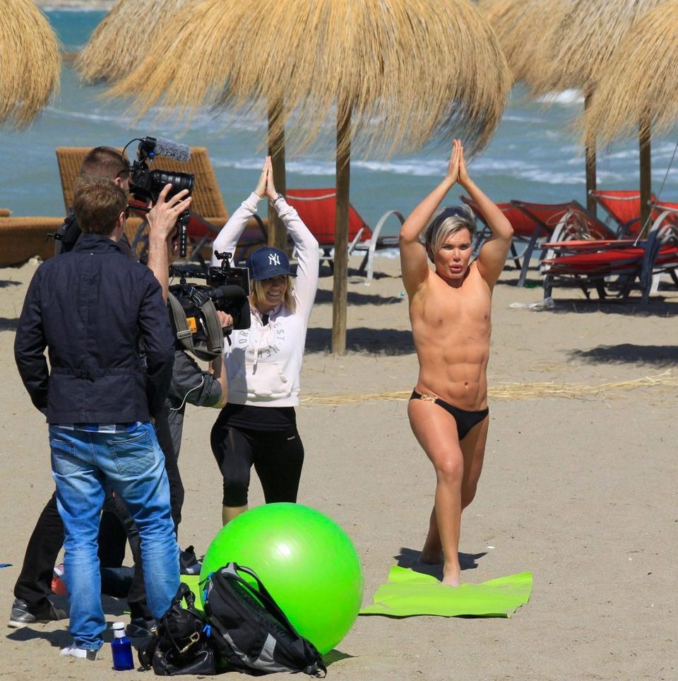 Świeżo upieczony Ken pokazał swoje ciało na plaży po 58 operacjach. Barbie opadłaby szczęka...