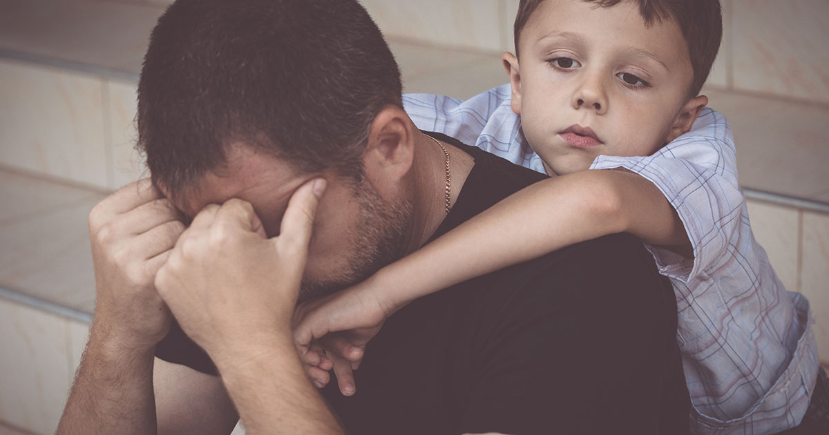 Zapłaciłam za posiłek dla ojca, który znajdował się w trudnej sytuacji finansowej. Kilka tygodni później przyszedł ponownie, ale był już zupełnie innym człowiekiem.