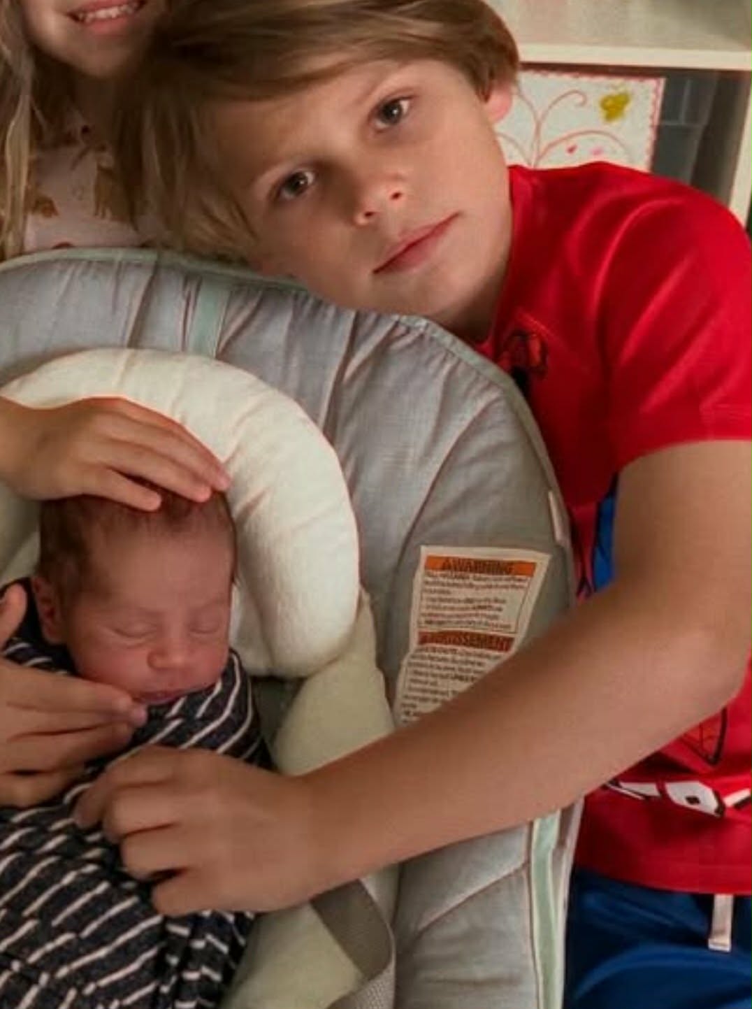 Blond loki i brązowe oczy taty! Podczas gdy Kurnikowa opiekuje się nowo narodzonym synem, jej mąż Iglesias opublikował filmik z córką.