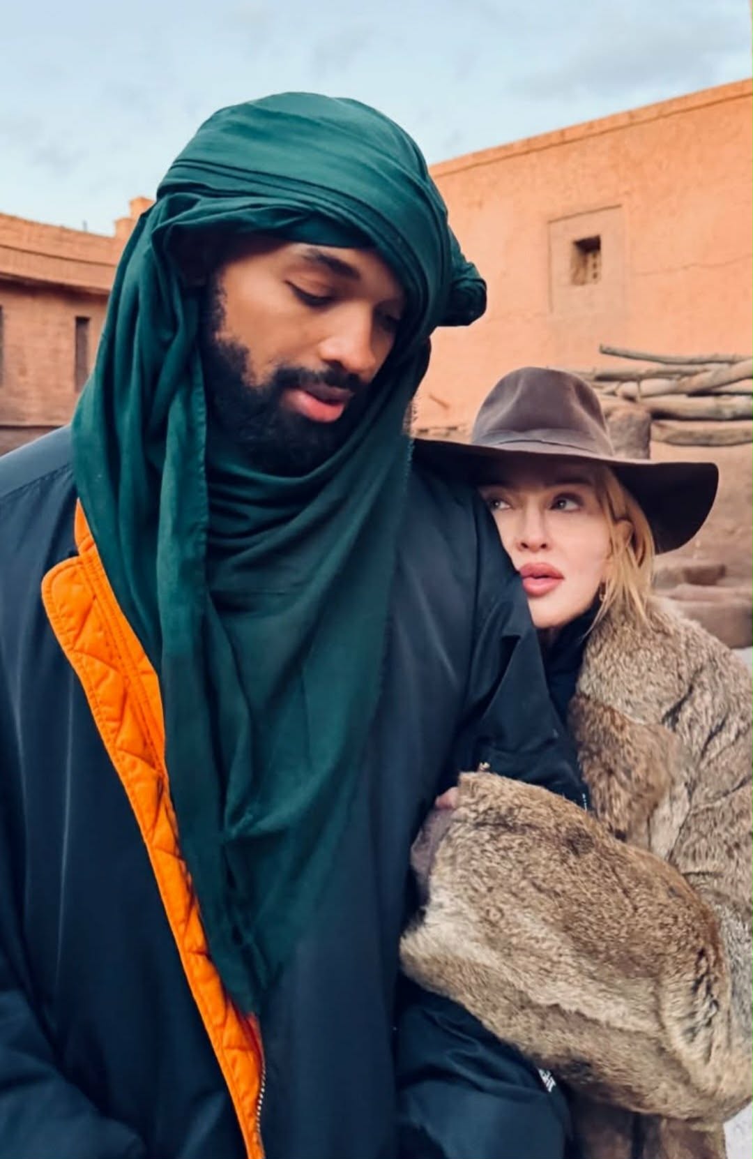 „Patrzy na niego jak na Jezusa!” Na nowych zdjęciach z wakacji 67-letnia Madonna pożera wzrokiem swojego narzeczonego, który jest od niej młodszy o 37 lat.