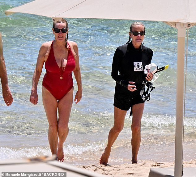 69-letnia Bo Derek oszałamia fanów w skąpym bikini — wielu z nich sprawdza jej wiek dwa razy.