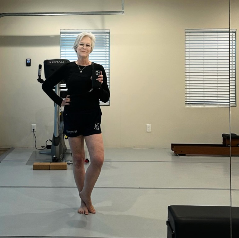 „Naprawdę inspirująca”: 65-letnia Jamie Lee Curtis pokazała swoją szczupłą sylwetkę w czarnych krótkich spodenkach!