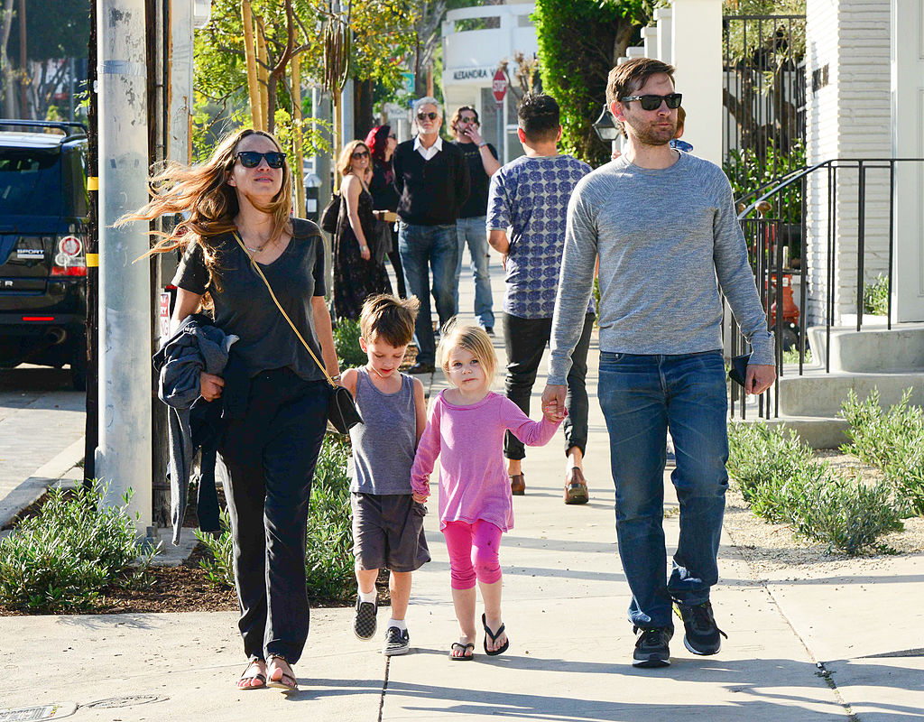 Trudne dzieciństwo, sławna przyszłość: historia syna złodzieja bankowego