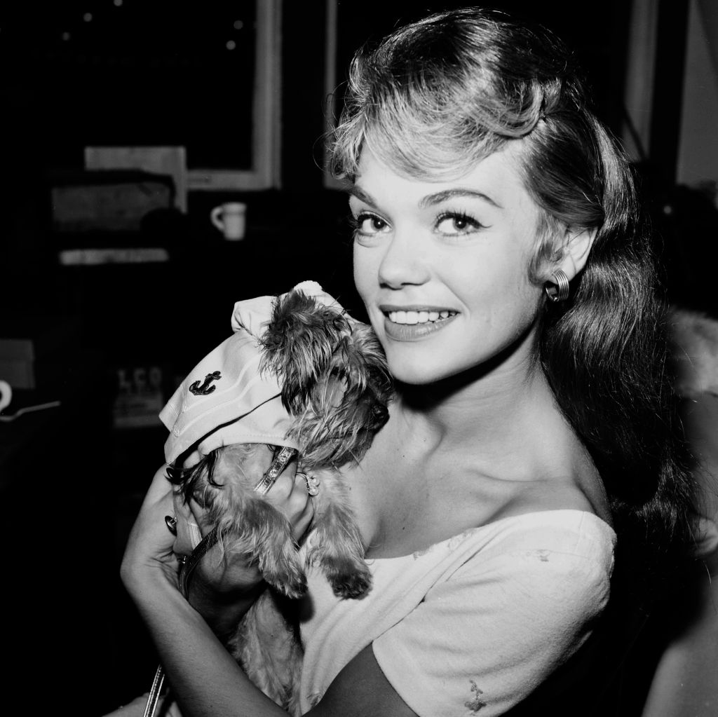 Kultowa aktorka lat 70. wywołuje dyskusję po opublikowaniu rzadkich zdjęć z psem, które ujawniają jej dramatyczną przemianę.